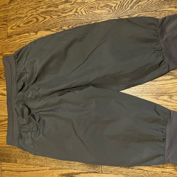 3/$25 Army green Capri pants. Size small - Picture 3 of 3